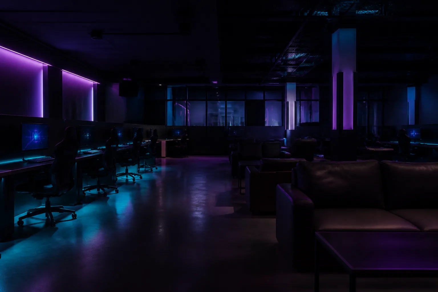 Interior del salón gamer con luces neón violeta y cian