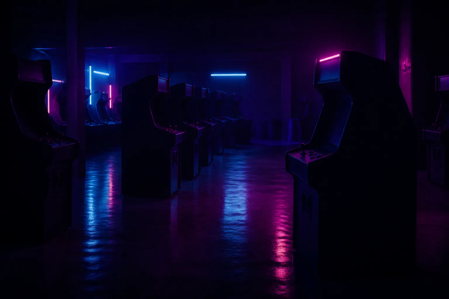 Salón de arcade en penumbra con luces neón violeta y cian